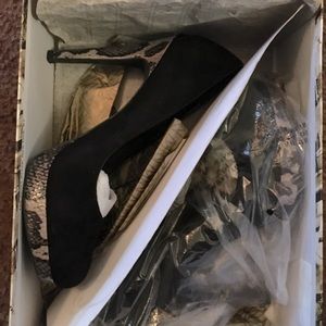 Via Neroli size 8.5M black/black multi suede